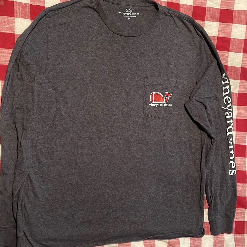 Vineyard vines Size medium
Football logo design
No stains or issues